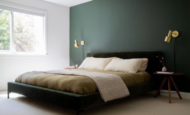 Green wall bedroom design