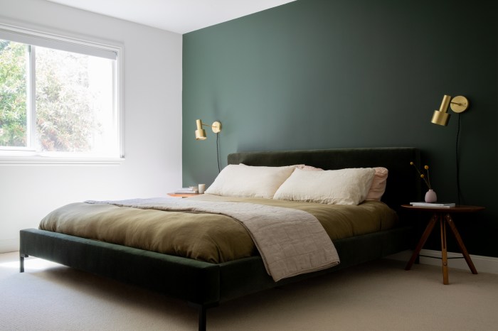 Green wall bedroom design